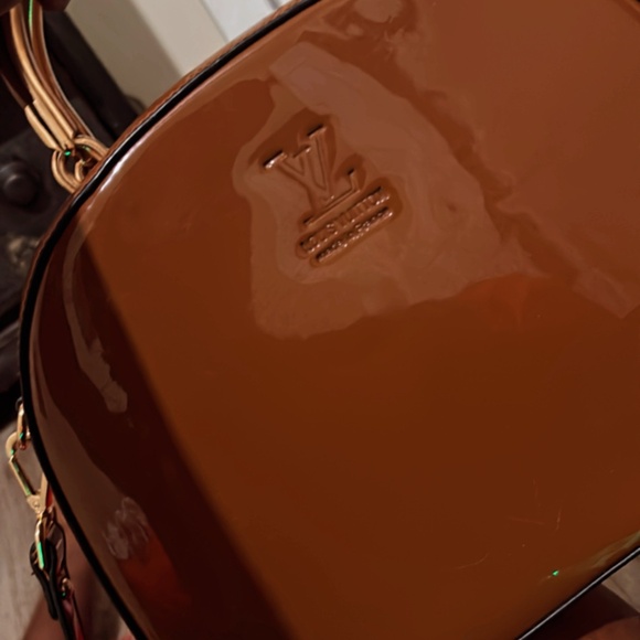 Lv embossed patent leather hand bag - Picture 3 of 8